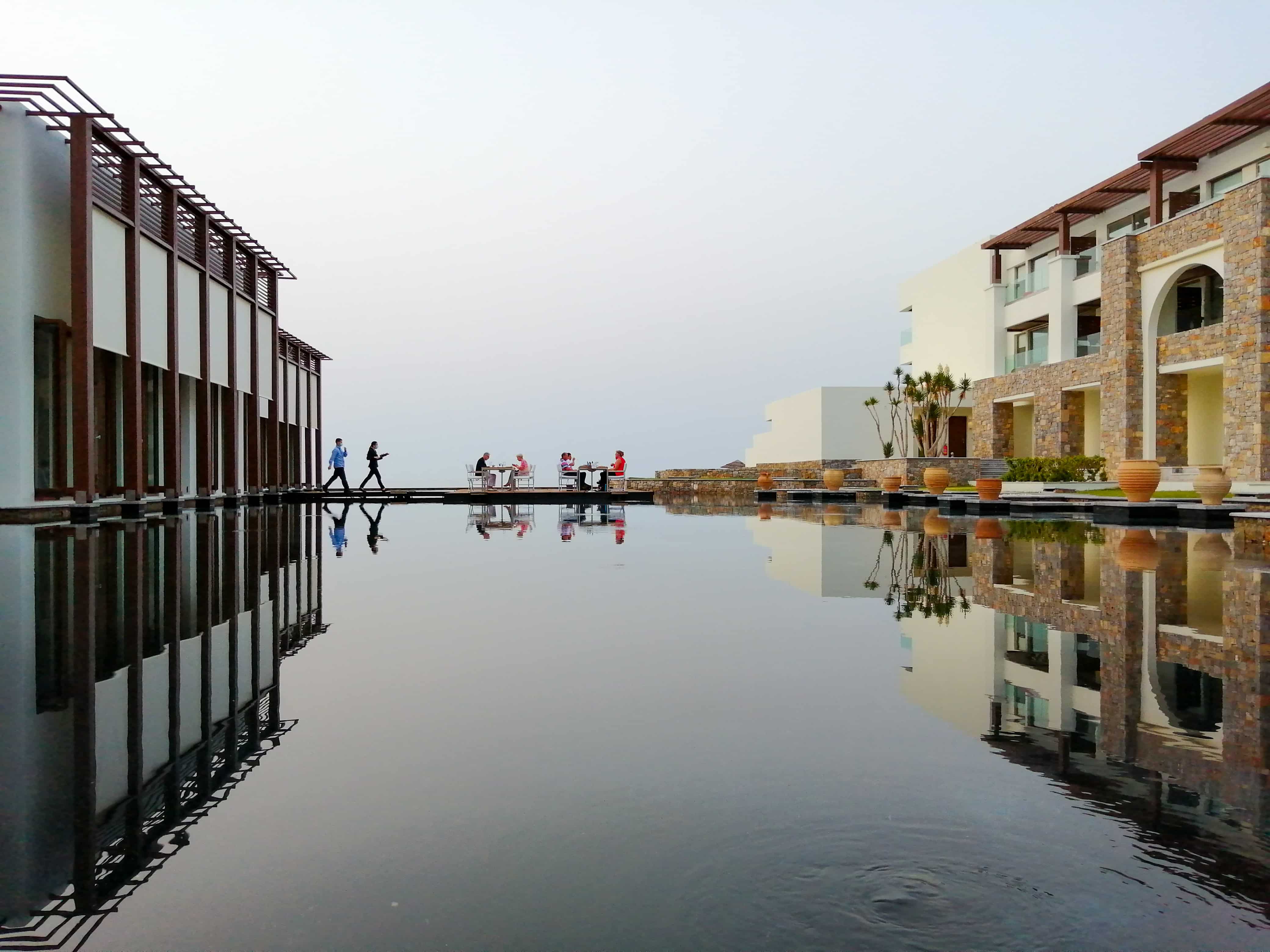 De kunstmatige lagune van Grecotel Amirandes Resort op Kreta