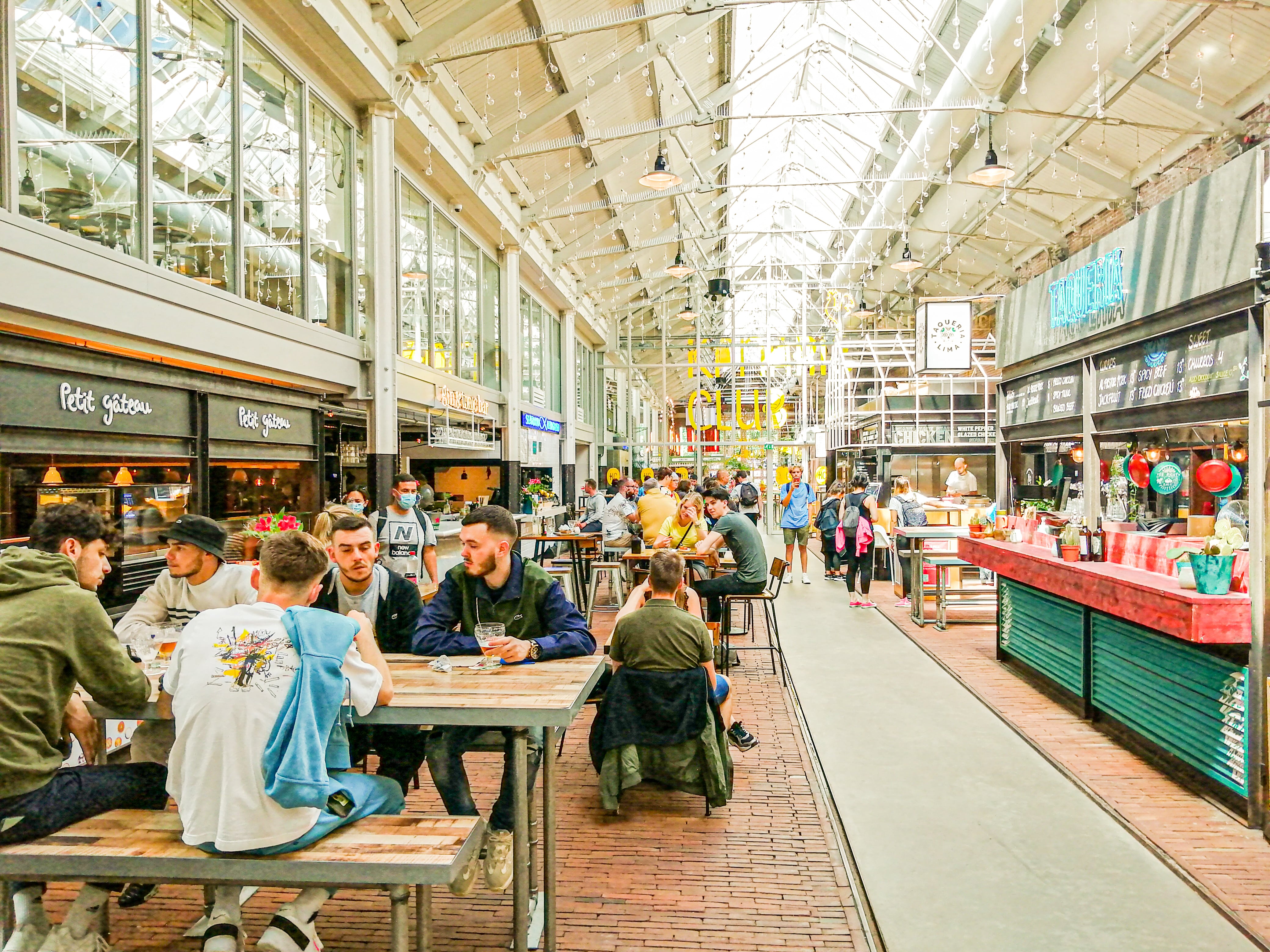 Interieur van de Foodhallen van Amsterdam