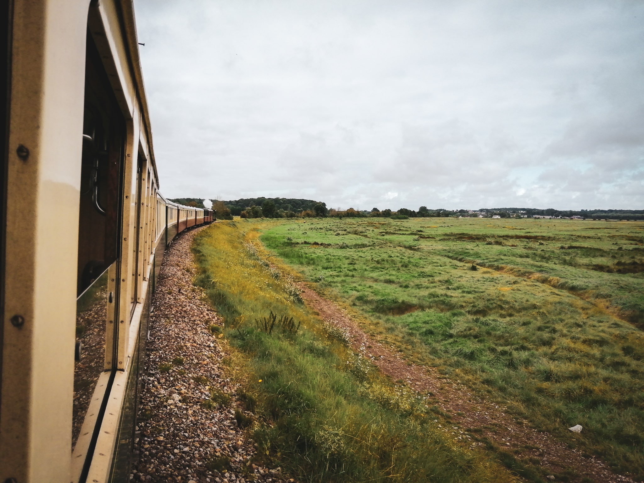 Stoomtrein van Chemin de Fer de la Baie de Somme op weg van Le Crotoy naar Saint-Valéry-sur-Somme