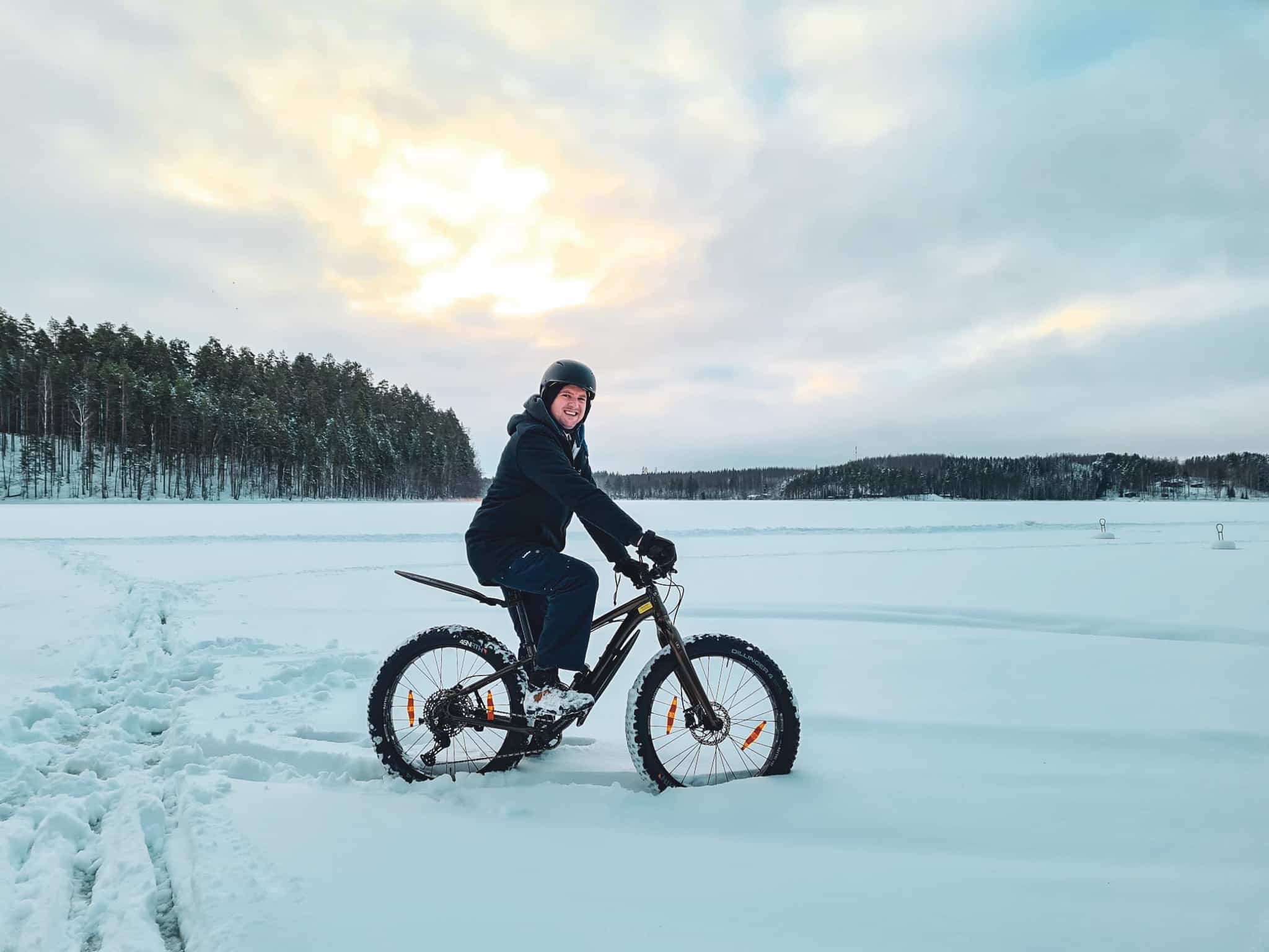 Xavier Samyn op de fatbike op het bevroren Saimaameer