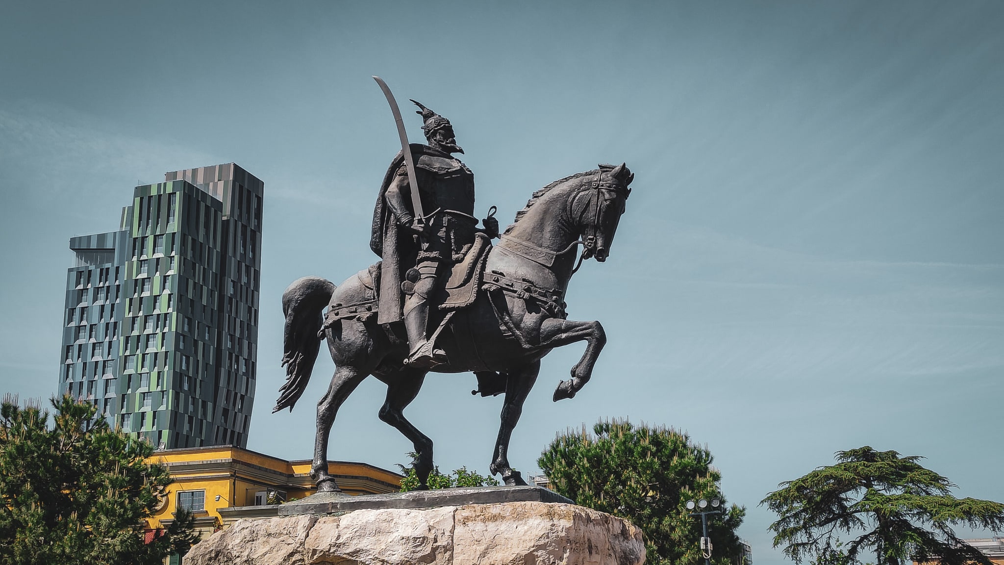 Standbeeld van Skanderbeg op zijn paard in Tirana