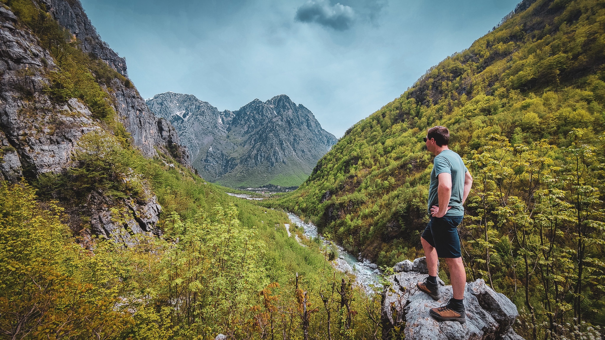 Man kijkt uit over het berglandschap van Theth Nationaal Park