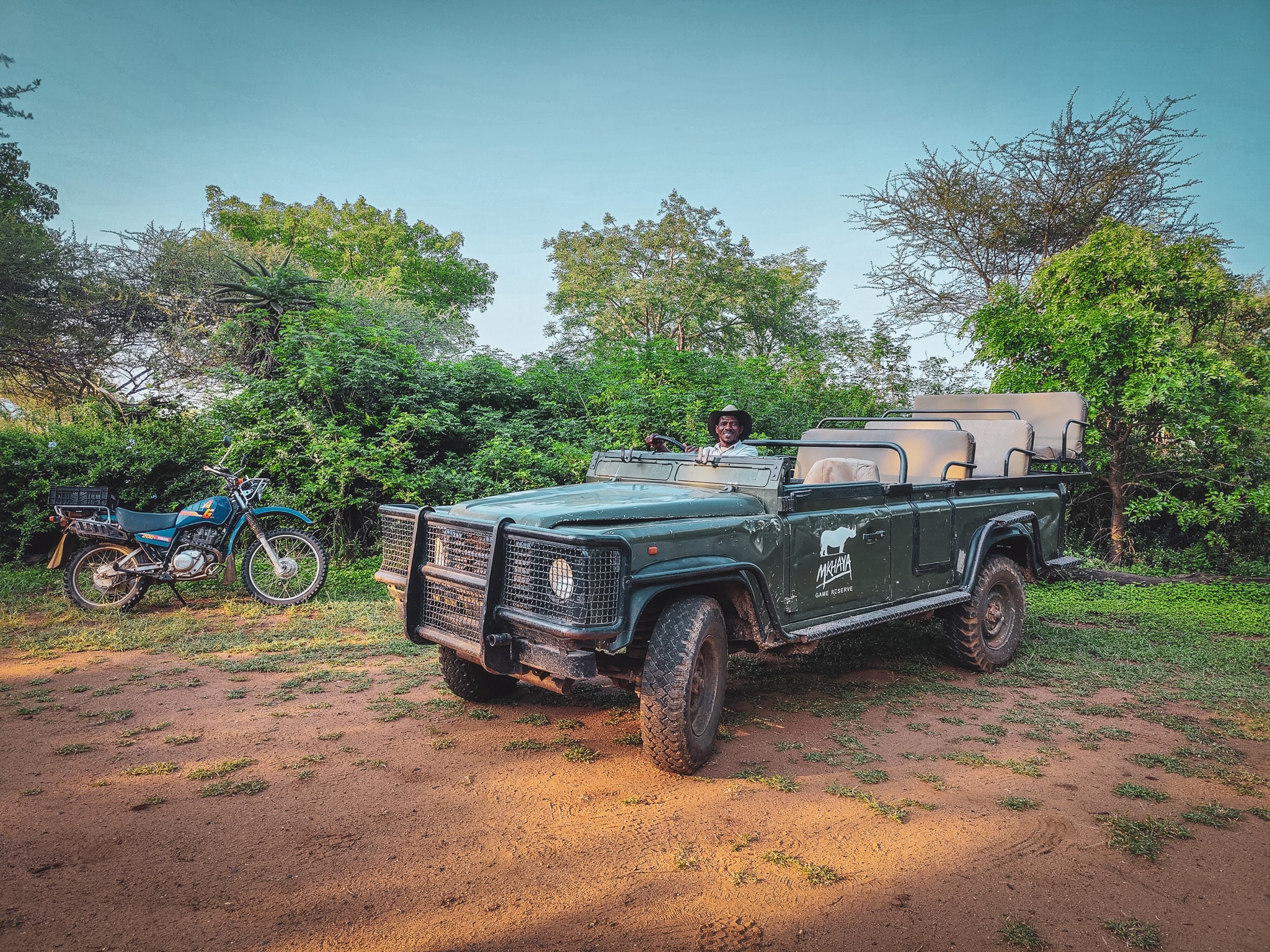 Ranger Sibu poseert in een jeep in het Mkhaya Game Reserve in Eswatini