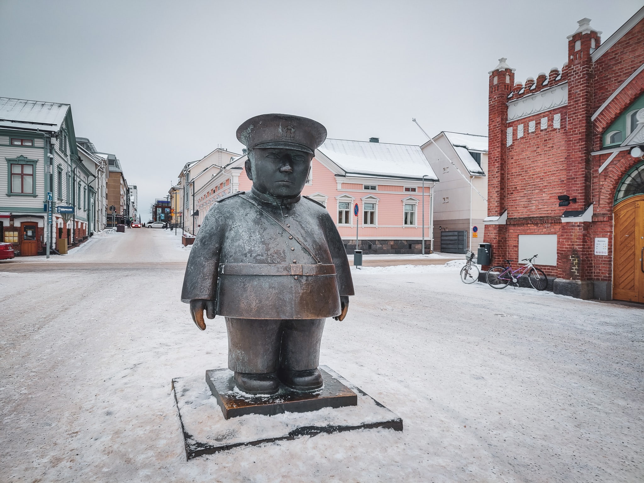 Standbeeld van de Dikke Politieman (Toripolliisi) in de sneeuw