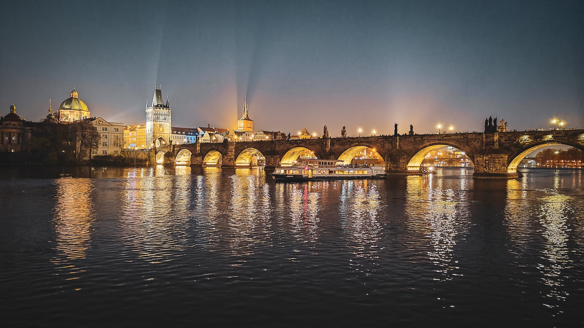 De verlichte Karelsbrug in Praag bij nacht