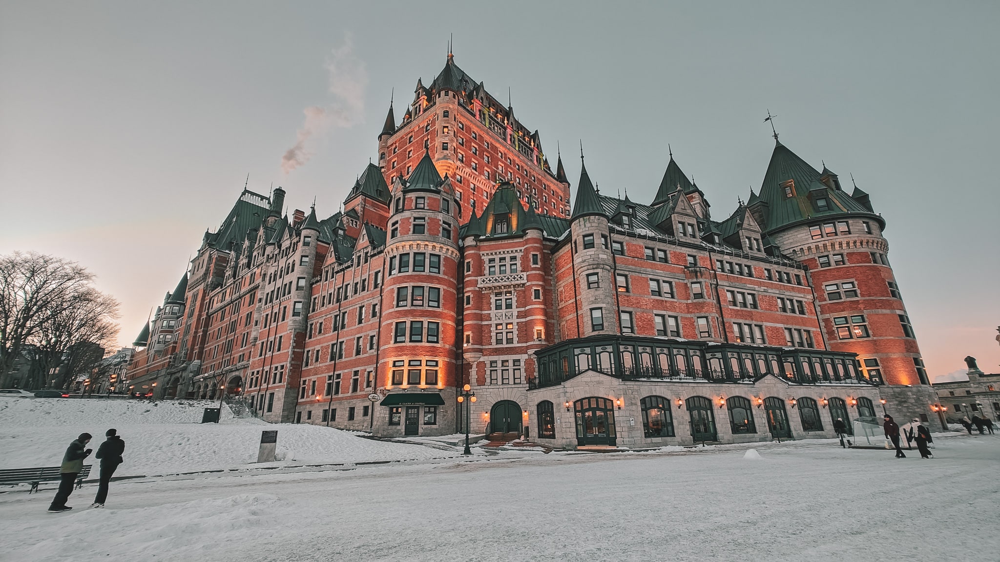 Totaalzicht op Château Frontenac in Québec, gezien vanaf de Terrasse Dufferin