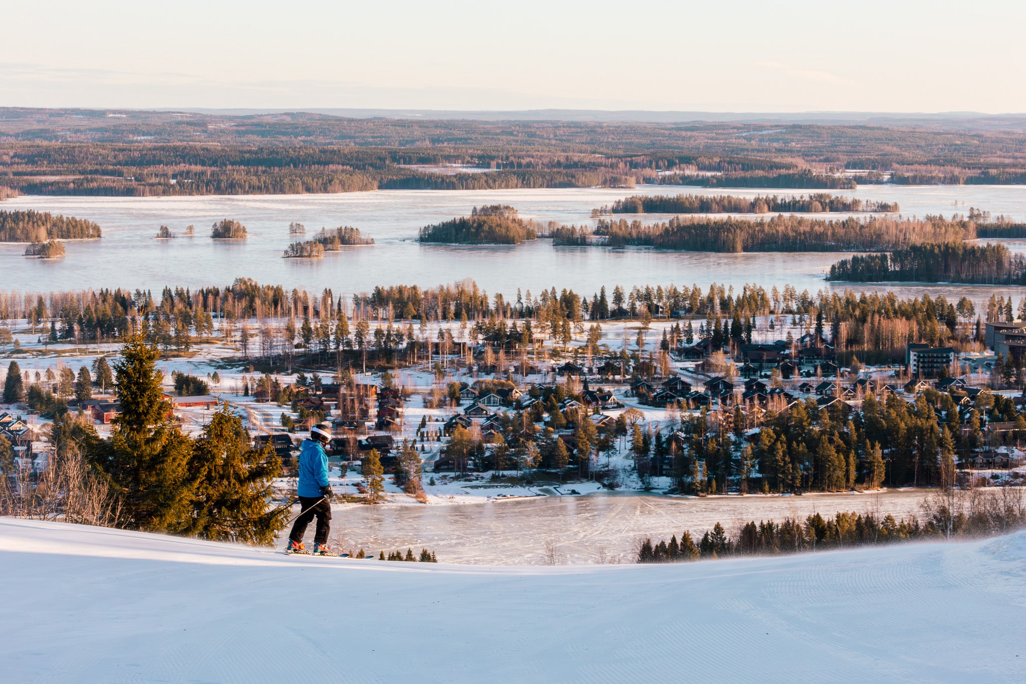Een skiër daalt de piste af op Tahko Mountain